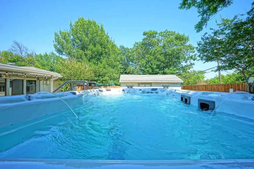Hot Spa retreat, game room, close to Stockyards! - Image 1