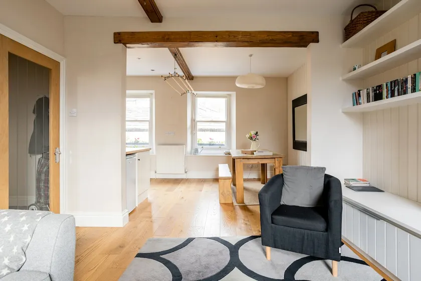 2 floors of stylish living in a historic building - Image 1