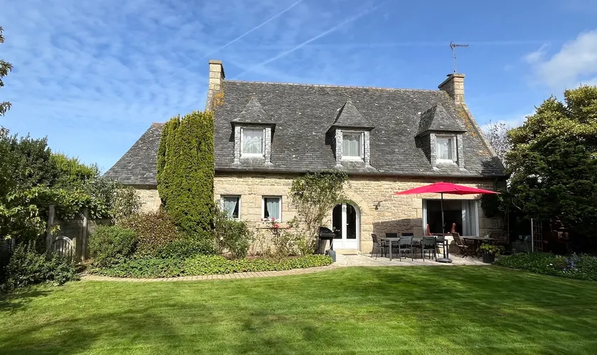 Renovated family home with enclosed garden - Image 1