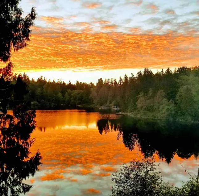 Lake Escape: Hot Tub& Sauna, Dock& Kayaks - Image 1