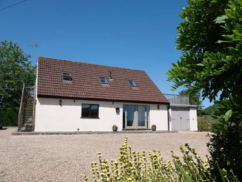 One level accommodation in the Norfolk Broads - Image 1