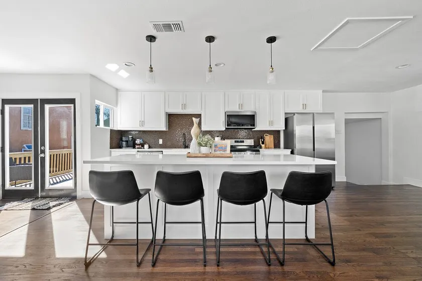 Casa Blanca: Your Perfect Dallas Retreat, 3b/2.5ba - Image 1