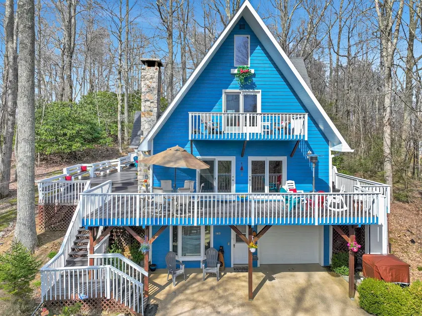 Blue Mountain Oasis | 6BR, Deck & Mountain Views - Image 1