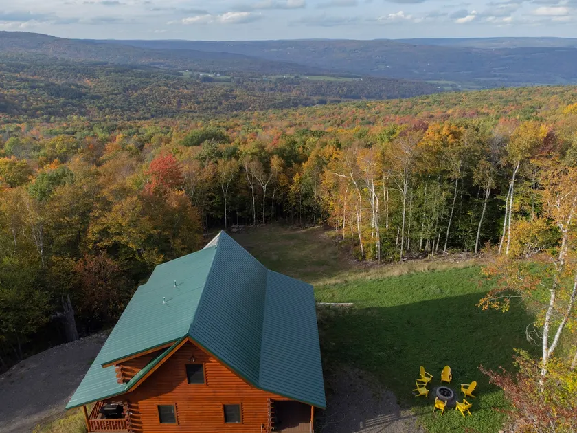 3BR/2BA Chalet w/ Incredible Views on 20+ Acres - Image 1