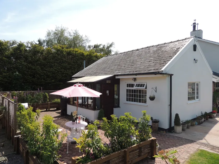 Charming Garden Annexe In Southport - Image 1