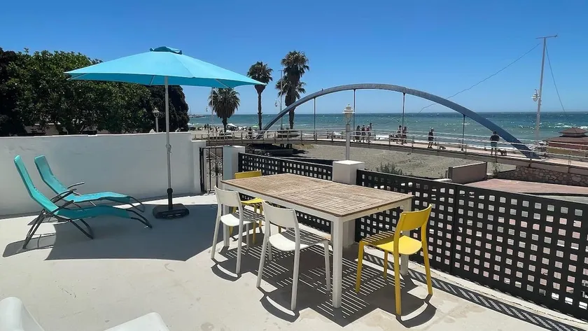 Ronnies Beach House, dejligt 2 værelses hus med en stor tagterrasse med fantastisk havudsigt - Image 1