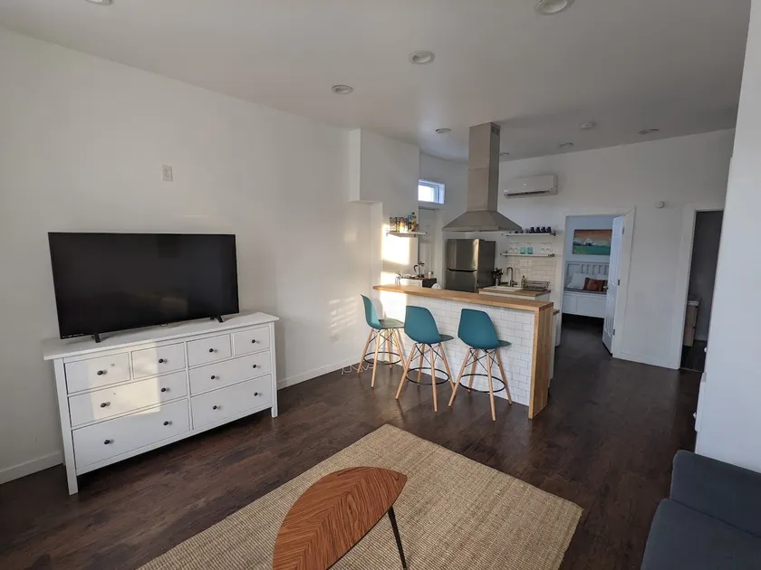 Hip One Bedroom - Image 1