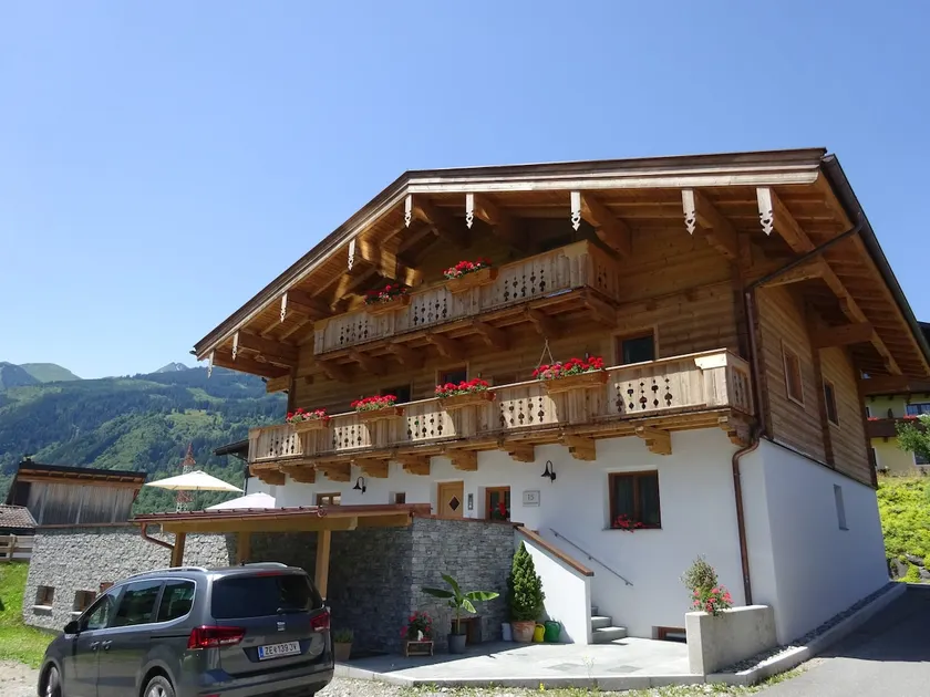 Cozy attic apartment with balcony & garden - Image 1