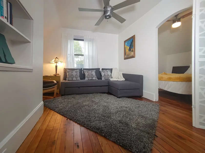Apt. w/deck, king bed, air & close to everything - Image 1
