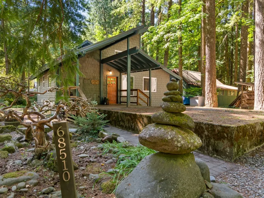 NW Chalet - Hot Tub - Dog Friendly - Dry Sauna - Image 1