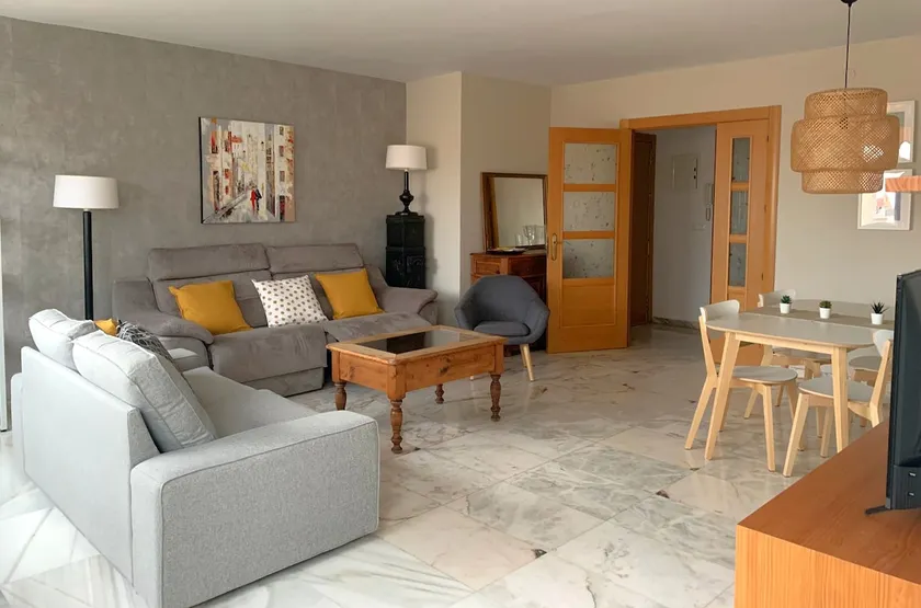 Spacious and bright apartment next to the beach - Image 1