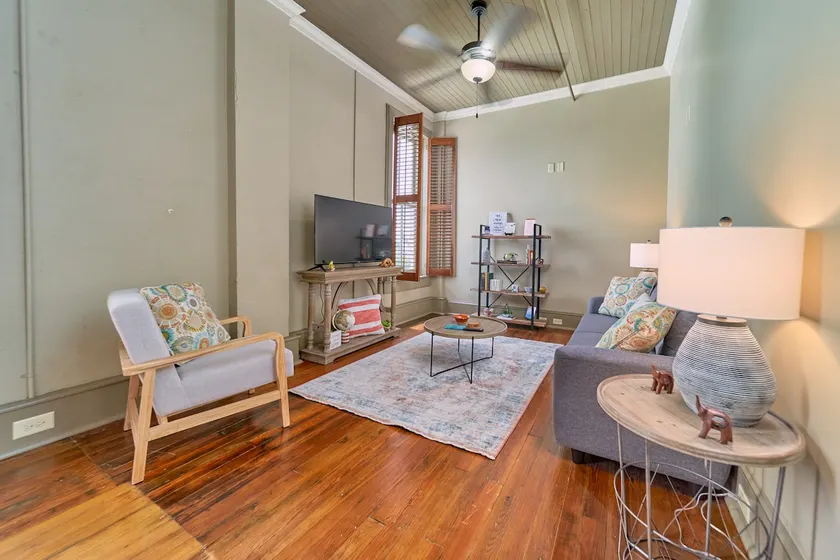 The ”Noah Trust” Room Historic Downtown Apt - Image 1