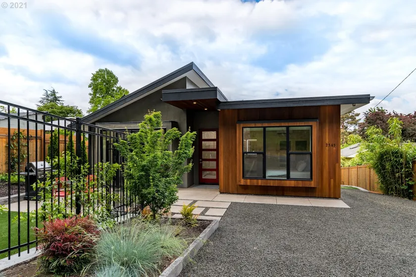 ”Little Wing” - modern & stylish ideal UO location - Image 1
