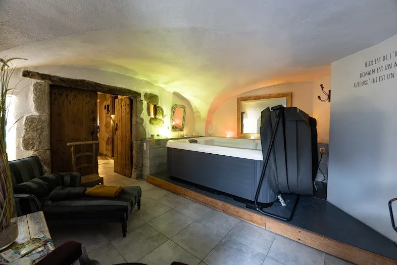 La Pré-cieuse Romantic Suite with Sauna, Jacuzzi, Spa - Image 1