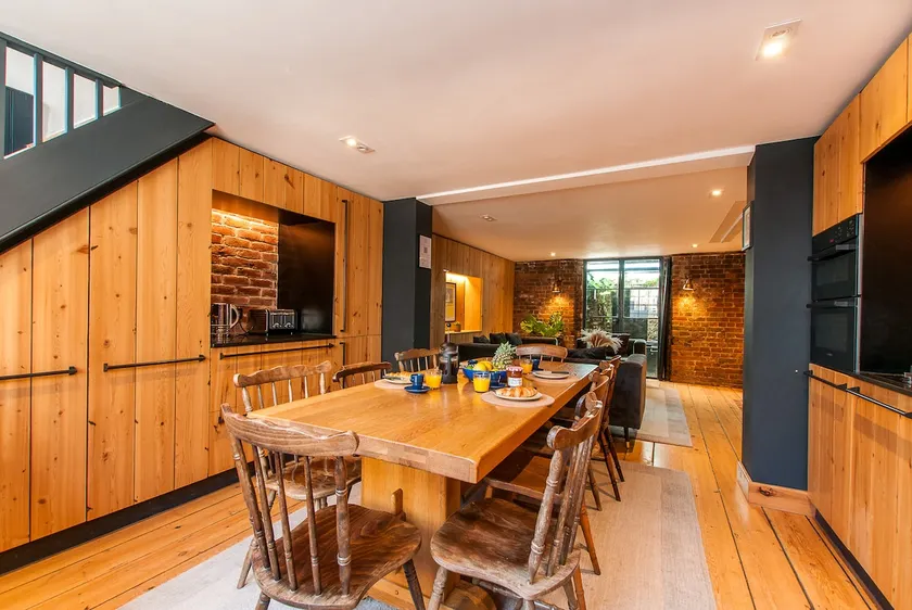 Spacious Georgian Townhouse by the Beach & Harbour - Image 1