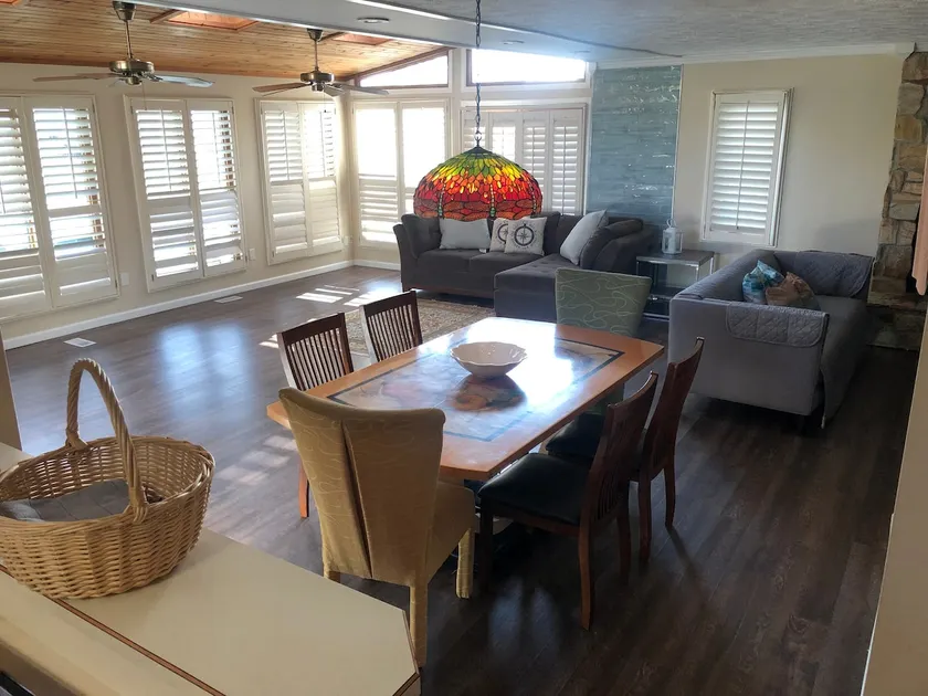 Spacious & family Comfort Waterfront near Beach - Image 1