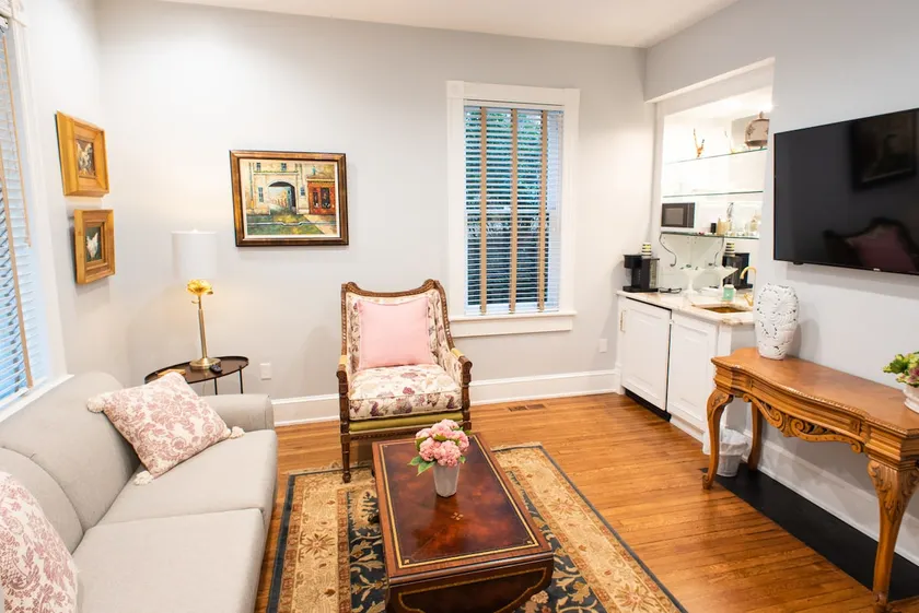 Downtown 1 BR newly renovated suite-Opal Mae - Image 1