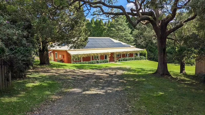Warm, pet friendly home on large block, sleeps 9 - Image 1
