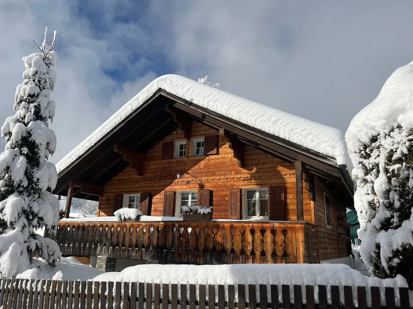 A small chalet all alone - Image 1