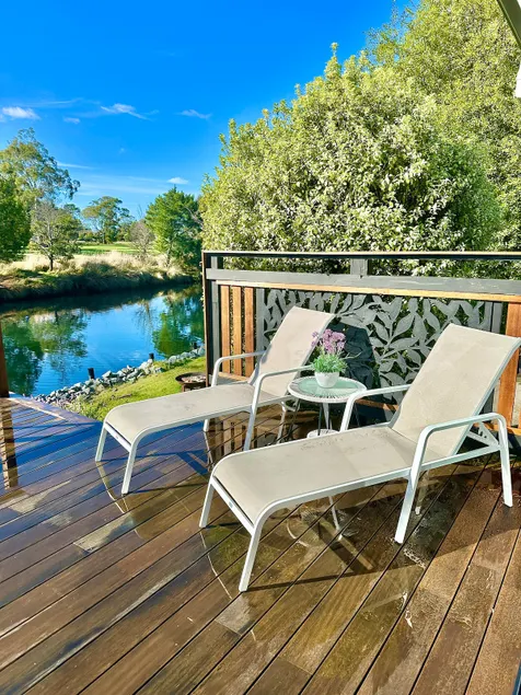 Black Swan Cottage Unique riverfront living - Image 1