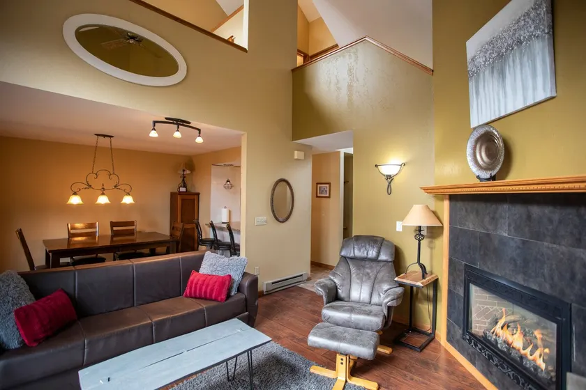 SPACIOUS TOWNHOME - SLOPE VIEWS & MANY UPGRADES! - Image 1
