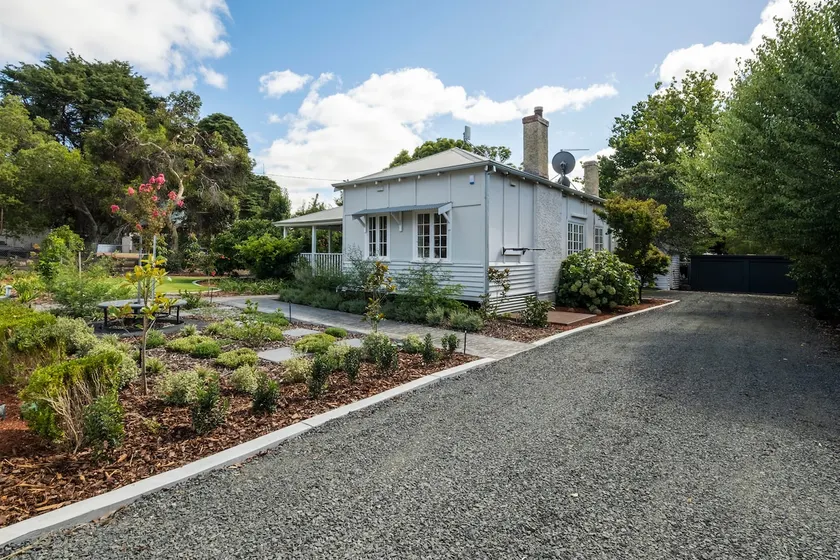 Country cottage charm with 2 king beds - Image 1