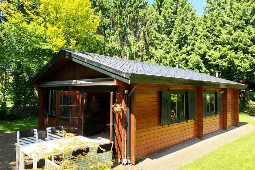 Wooden cottage in a quiet holiday park. - Image 1