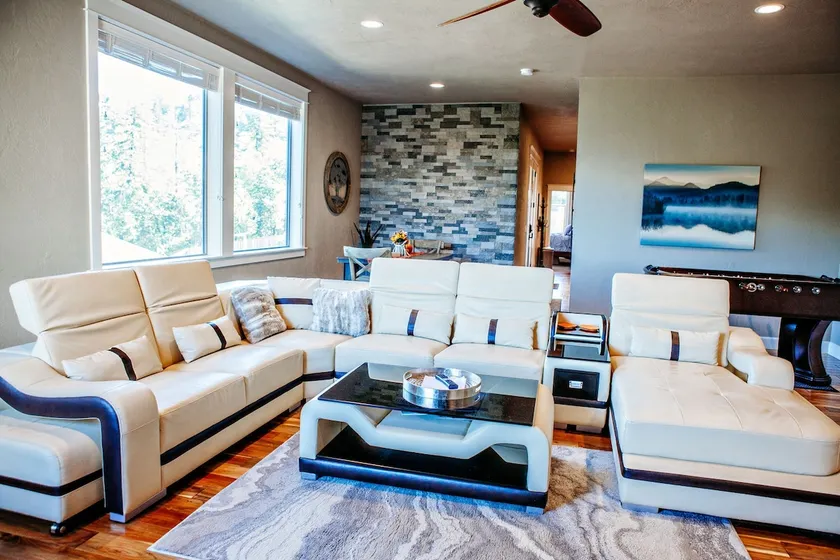 Upscale, modern, amazing view, deck and pool table - Image 1
