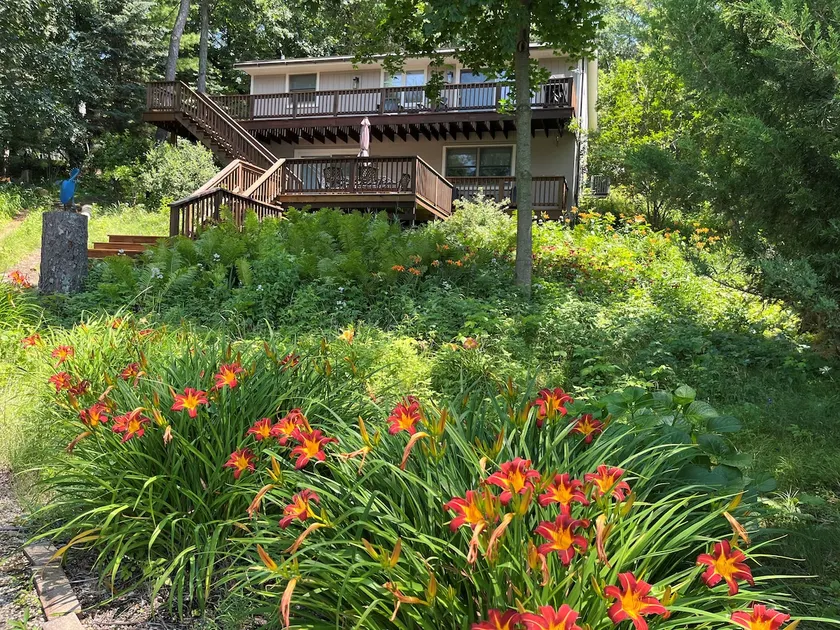 Tranquil Lake Escape - Image 1