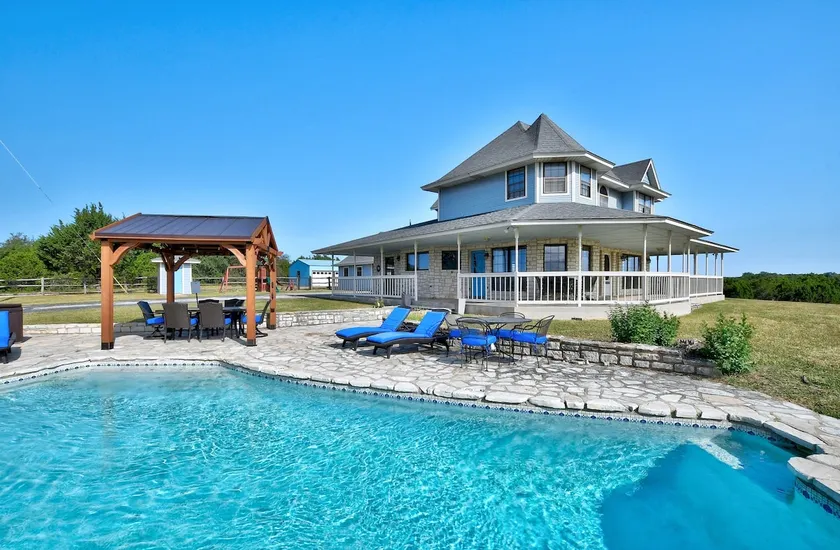 300 Acre Ranch w/Long Distance Views & Pool - Image 1