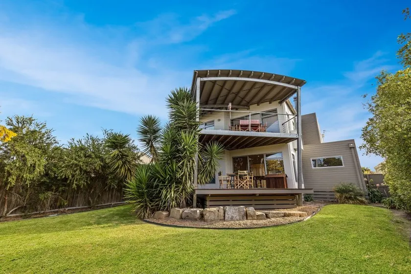 Aqua Vista - 4BR Retreat, Fireplace, Pet-Friendly - Image 1