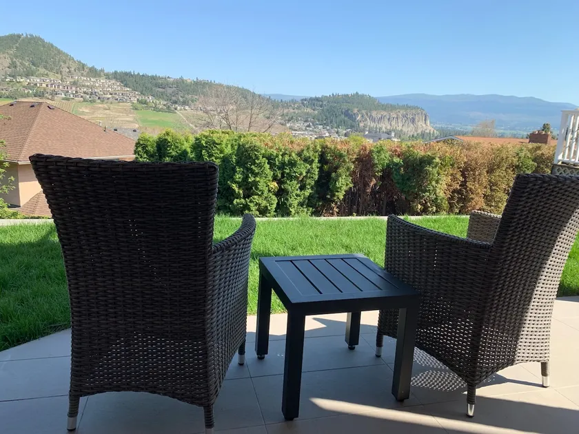 Spacious 2 bed suite with view & private backyard - Image 1