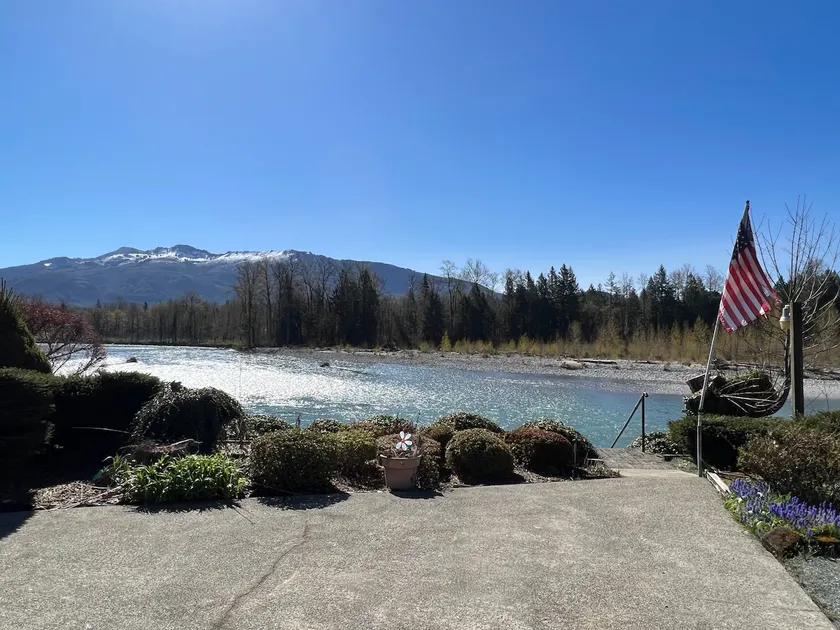 1 bedroom retro riverside home with view - Image 1