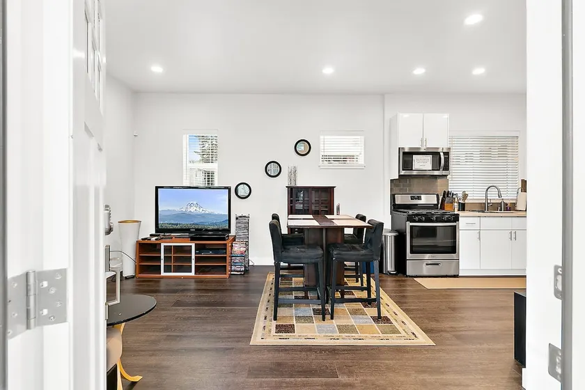 2 Bed MIL unit with Lake Washington views - Image 1