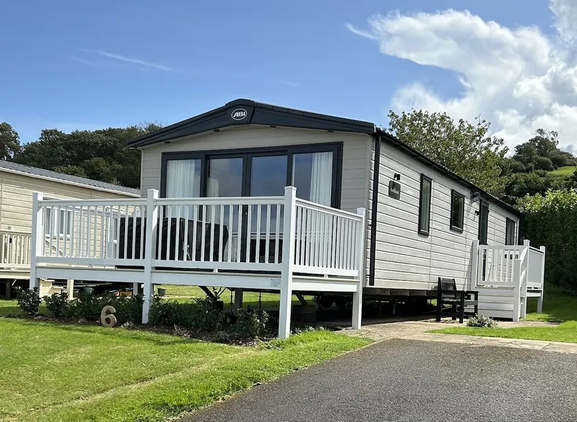 Large 2-bed caravan situated on the Somerset coast - Image 1