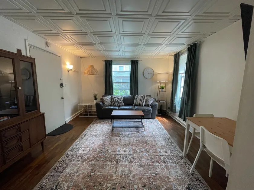 Charming 1-Bed Suite Near Downtown & Medical Mile - Image 1