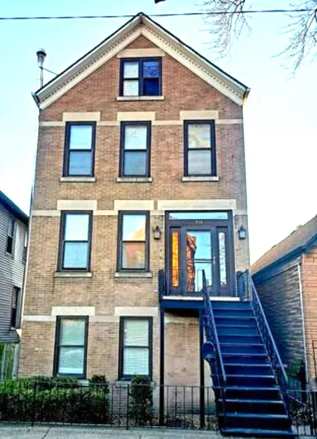 Chicago's Bridgeport Brownstone w/Garage Parking - Image 1