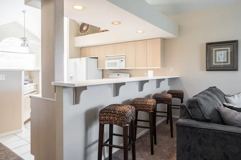 Bright & spacious, centrally located 3 B/R condo - Image 1