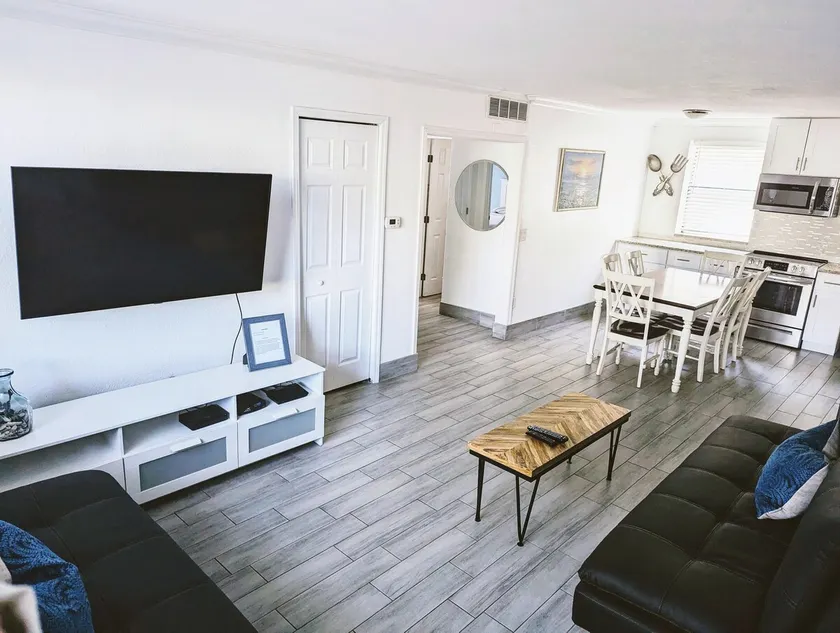 Remodeled 2 bdm in paradise, Steps to Beach/Pool - Image 1