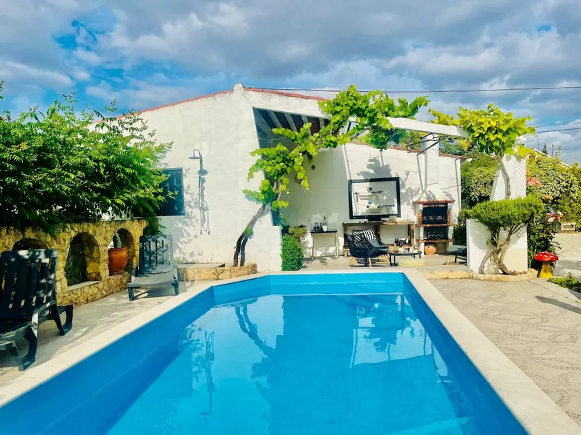 Villa with pool, 3 km from the historic center - Image 1