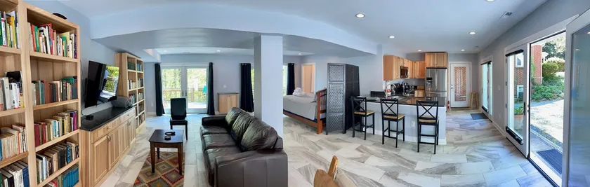 Upscale Carriage House - near UVA & Shopping - Image 1