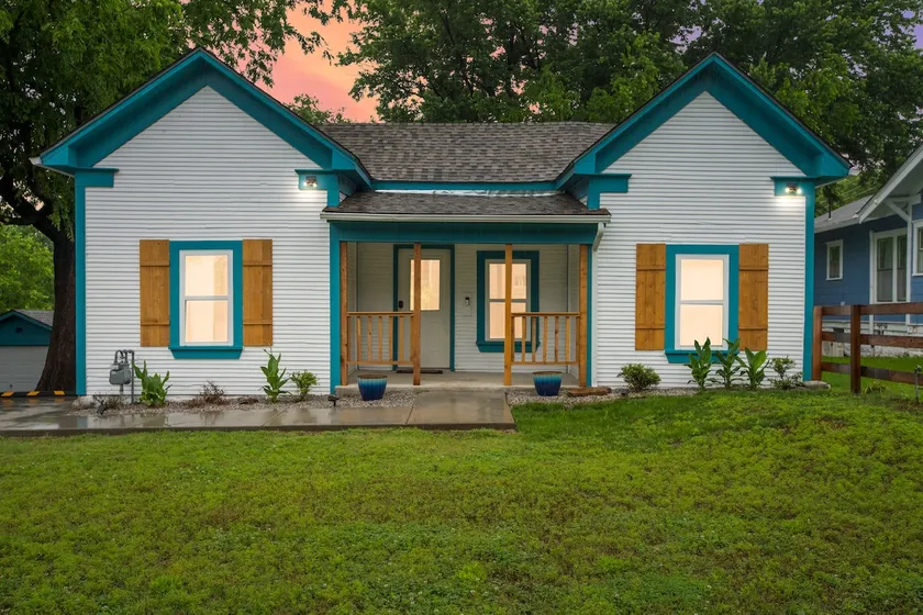 Stylish 4BR • 6 Beds | Near Downtown in Owen Park - Image 1