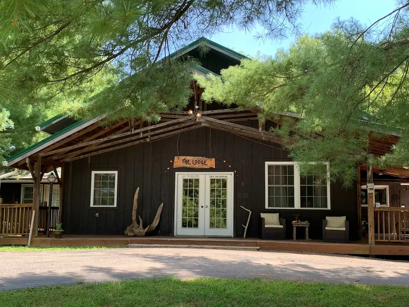 Spacious Lake Escape Near Conley Bottom - Image 1