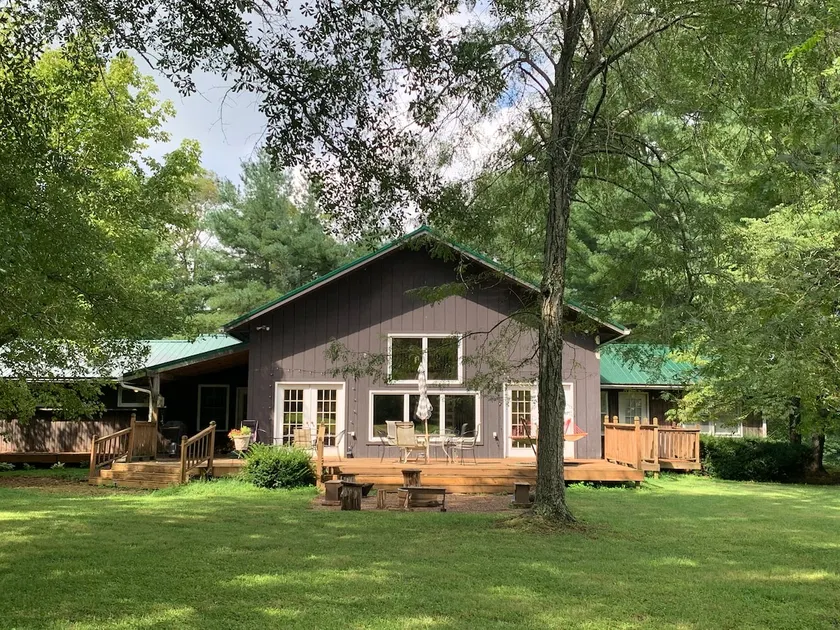 Spacious Lake Escape Near Conley Bottom - Image 1