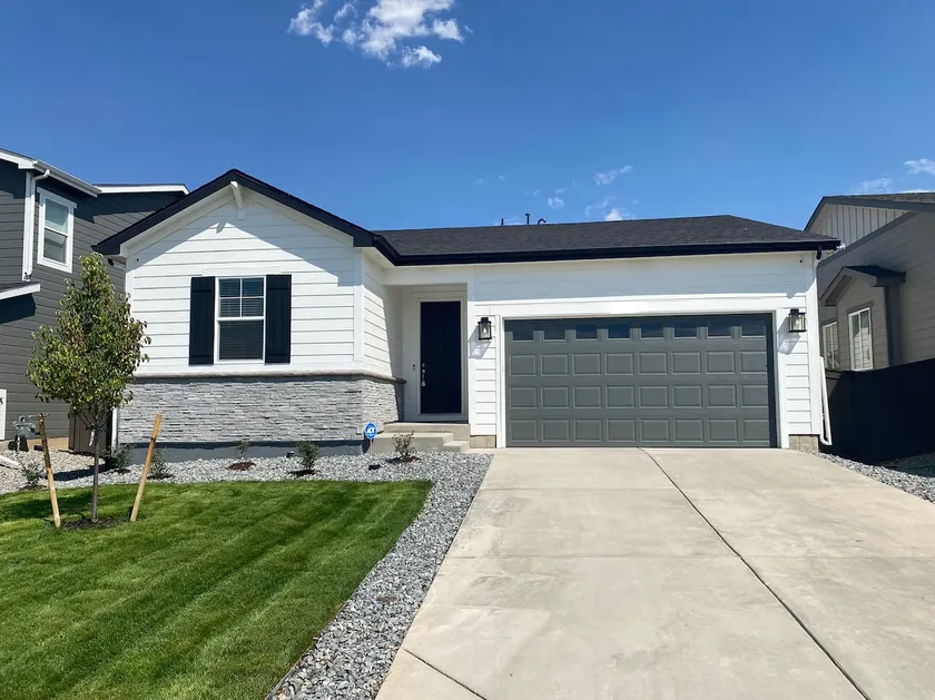 Cozy & Immaculate home near the airport. - Image 1