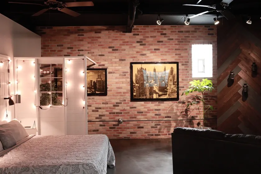 Lakeview Loft-Vintage Chicago, Modern Amenities - Image 1