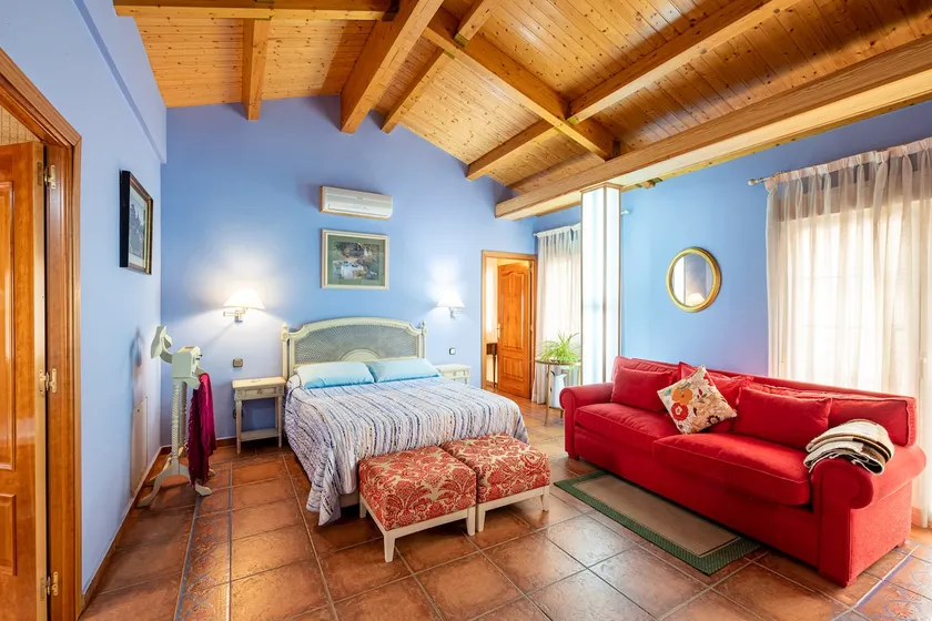 Relax and comfort 15 minutes from downtown. - Image 1
