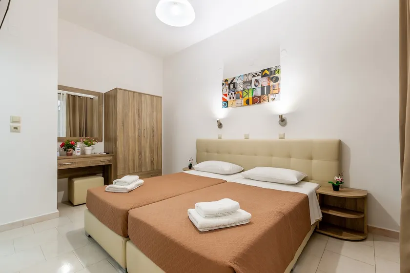 Ground floor apartment overlooking the courtyard and the village - Image 1