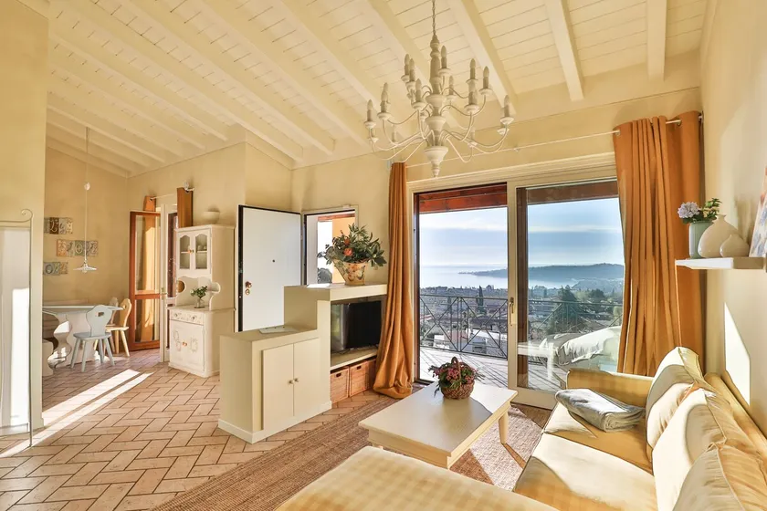 LAKE VIEW ❤️ IN A ROMANTIC SETTING - Image 1