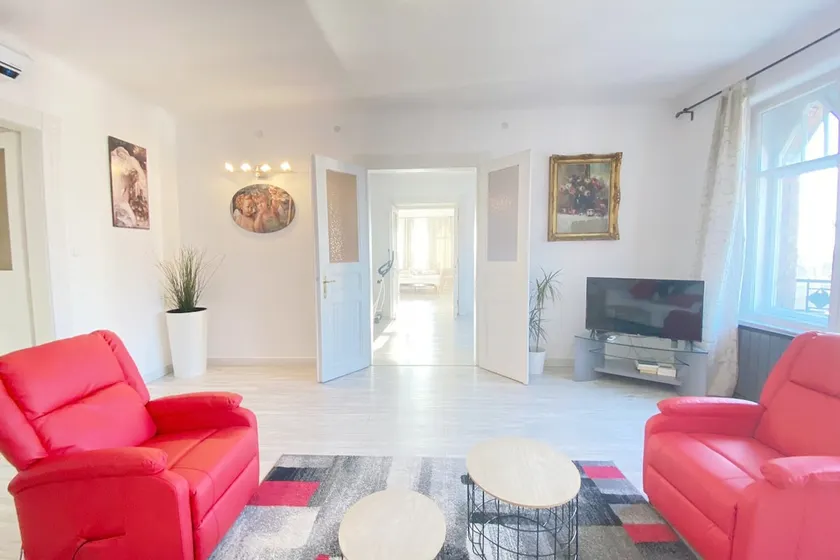 Luxury apartment + balcony | Easy check-in - Image 1